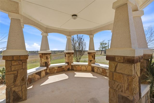 100 Mayfield LN, Lockhart, TX 78644