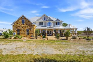 100 Mayfield LN, Lockhart, TX 78644