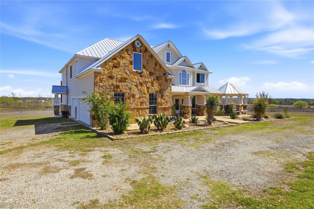 100 Mayfield LN, Lockhart, TX 78644