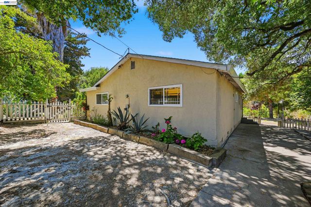 10160 Crow Canyon Rd, Castro Valley, CA 94552