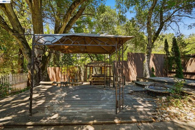 10160 Crow Canyon Rd, Castro Valley, CA 94552