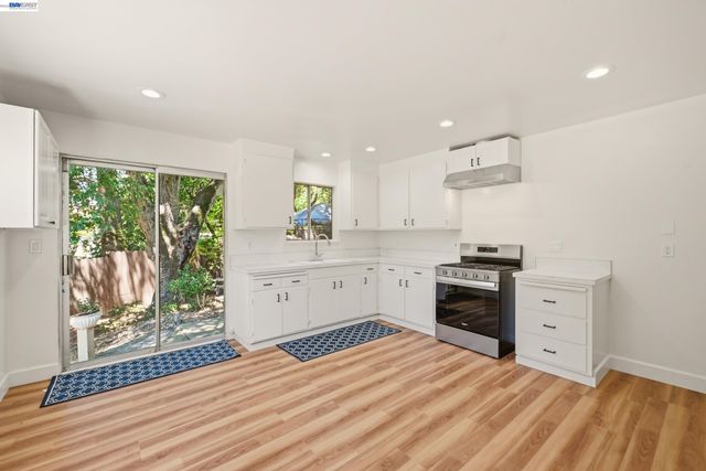 10160 Crow Canyon Rd, Castro Valley, CA 94552