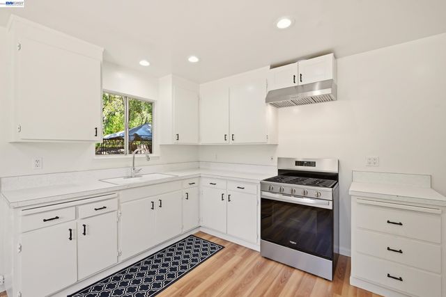10160 Crow Canyon Rd, Castro Valley, CA 94552