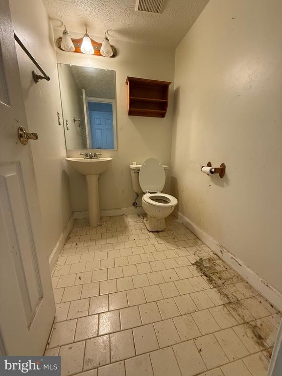 Image 10 of property listing at 16101 ALLENGLEN CT, Bowie, MD 20716