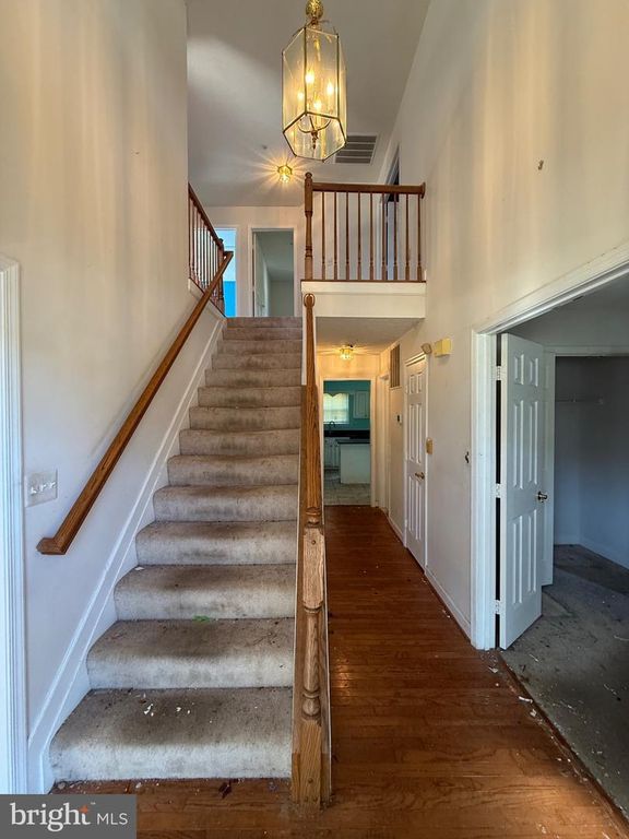 Image 5 of property listing at 16101 ALLENGLEN CT, Bowie, MD 20716