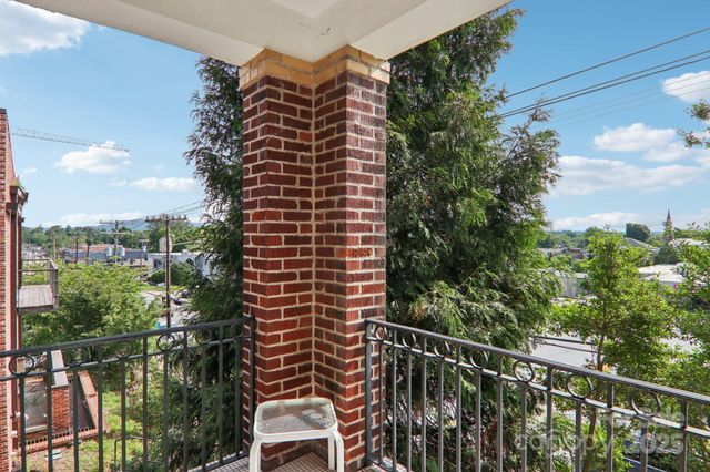 203 6th Avenue W 2A, Hendersonville, NC 28739