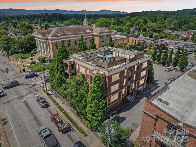 203 6th Avenue W 2A, Hendersonville, NC 28739