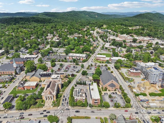 203 6th Avenue W 2A, Hendersonville, NC 28739