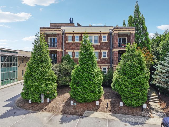 203 6th Avenue W 2A, Hendersonville, NC 28739