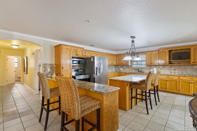 504 Blarney, Floresville, TX 78114