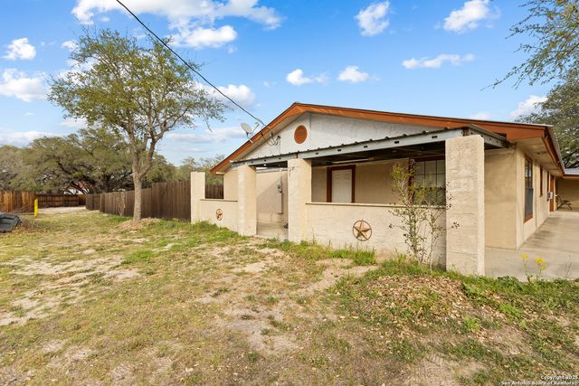 504 Blarney, Floresville, TX 78114