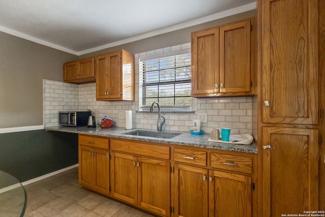 504 Blarney, Floresville, TX 78114