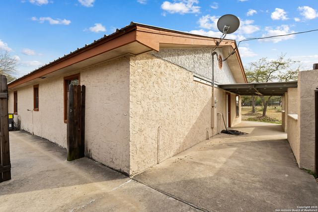 504 Blarney, Floresville, TX 78114