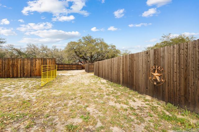 504 Blarney, Floresville, TX 78114
