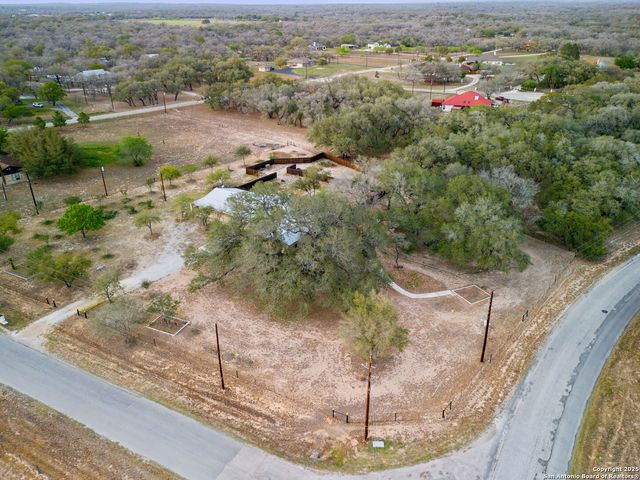 504 Blarney, Floresville, TX 78114