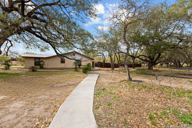 504 Blarney, Floresville, TX 78114