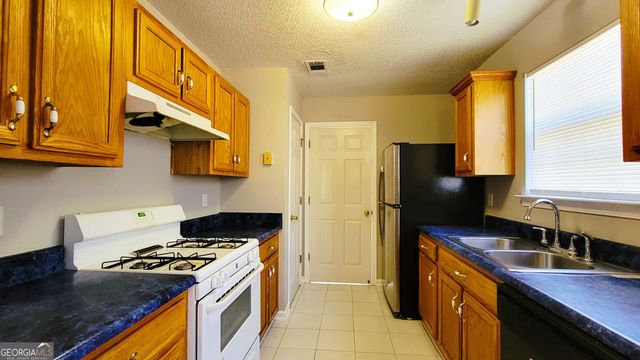 5609 Eagles Feather Lane, Riverdale, GA 30274