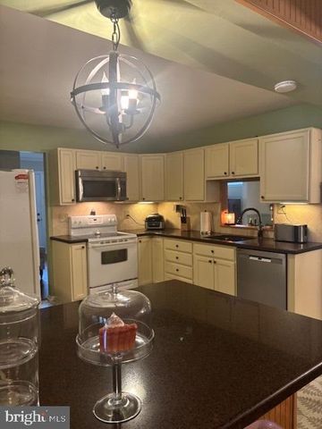 5 MADISON ST, Swedesboro, NJ 08085