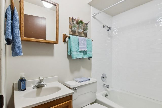 2502 E Chestnut Drive, Wonder Lake, IL 60097