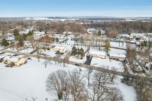 2502 E Chestnut Drive, Wonder Lake, IL 60097