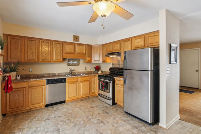 2502 E Chestnut Drive, Wonder Lake, IL 60097