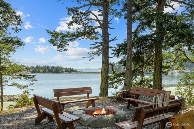 205 Makah Street, Center Island, WA 98221