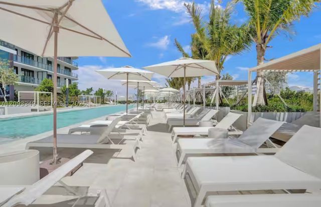 580 72nd St 1905, Miami Beach, FL 33141