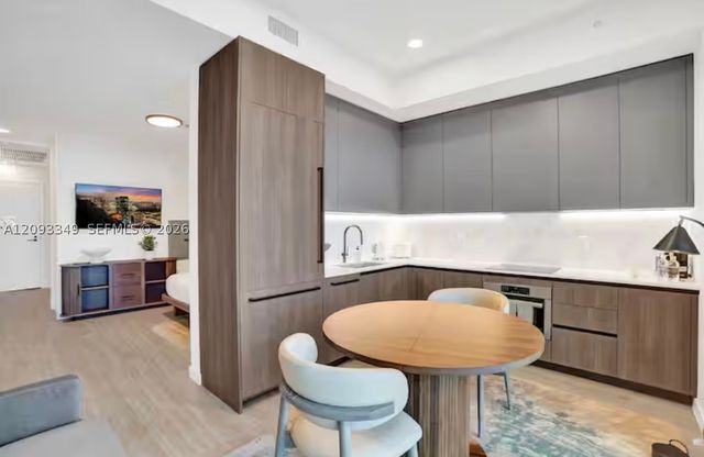 580 72nd St 1905, Miami Beach, FL 33141