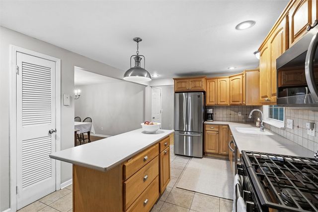 7641 Windsor Drive North, Clay, NY 13212