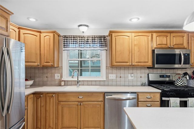 7641 Windsor Drive North, Clay, NY 13212