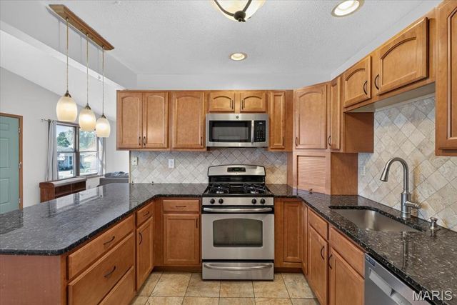 12127 Josephine Marie Drive, Maryland Heights, MO 63043