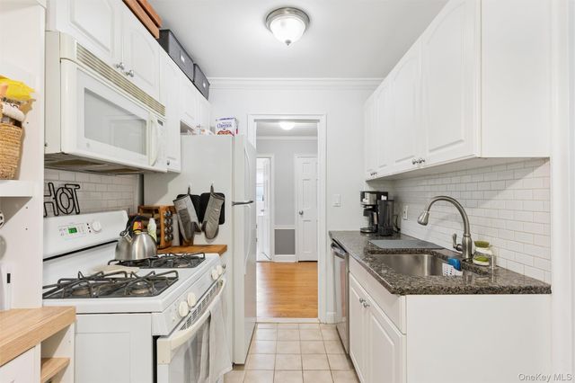 43 N Forest Avenue A3, Rockville Centre, NY 11570