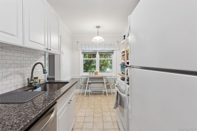 43 N Forest Avenue A3, Rockville Centre, NY 11570