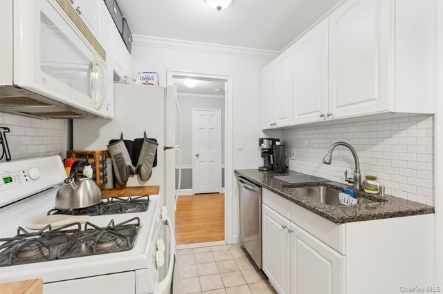 43 N Forest Avenue A3, Rockville Centre, NY 11570
