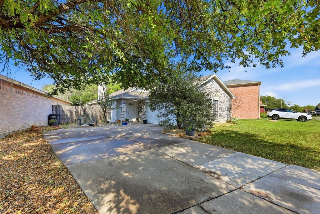 2532 Winding Road, Fort Worth, TX 76133