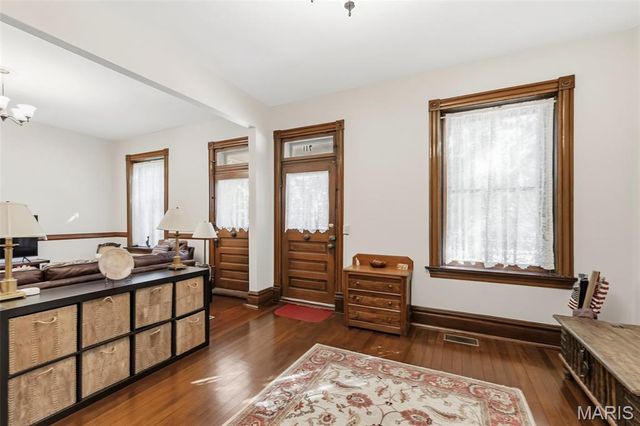 711 N 5th Street, St Charles, MO 63301