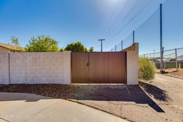 2801 E Mercer Lane, Phoenix, AZ 85028