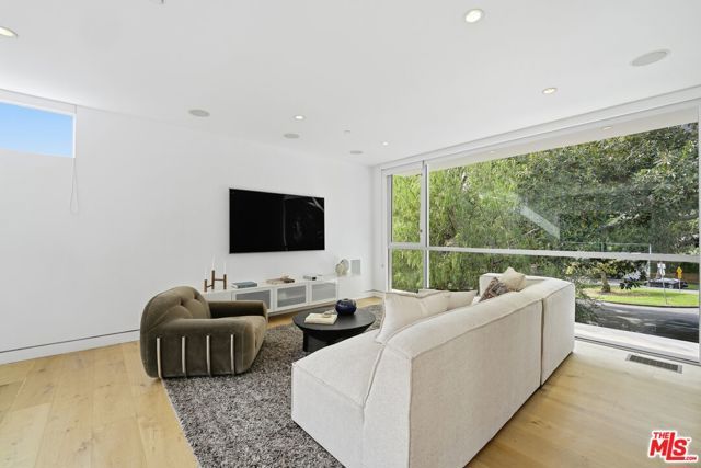 2410 N Vermont Avenue, Los Angeles, CA 90027