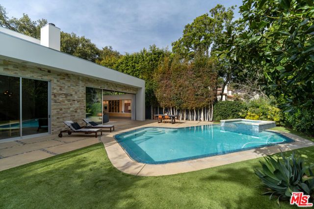 2410 N Vermont Avenue, Los Angeles, CA 90027