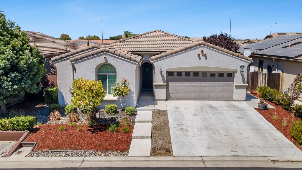 Image 1 of property listing at 1016 Lindsay Lane, Clovis, CA 93619
