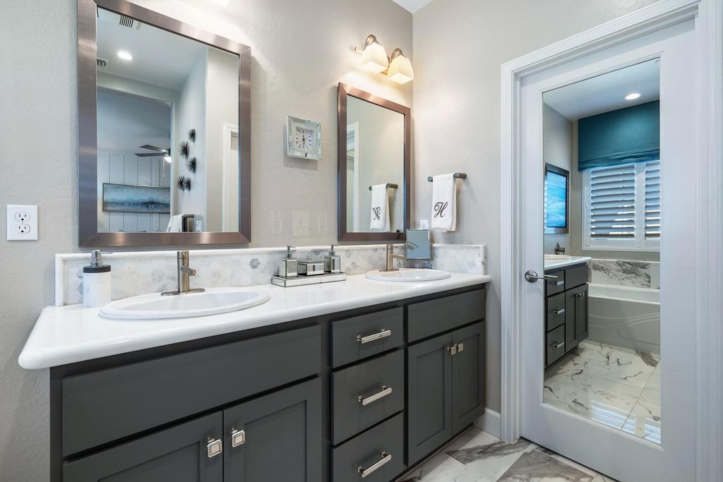 Image 17 of property listing at 1016 Lindsay Lane, Clovis, CA 93619