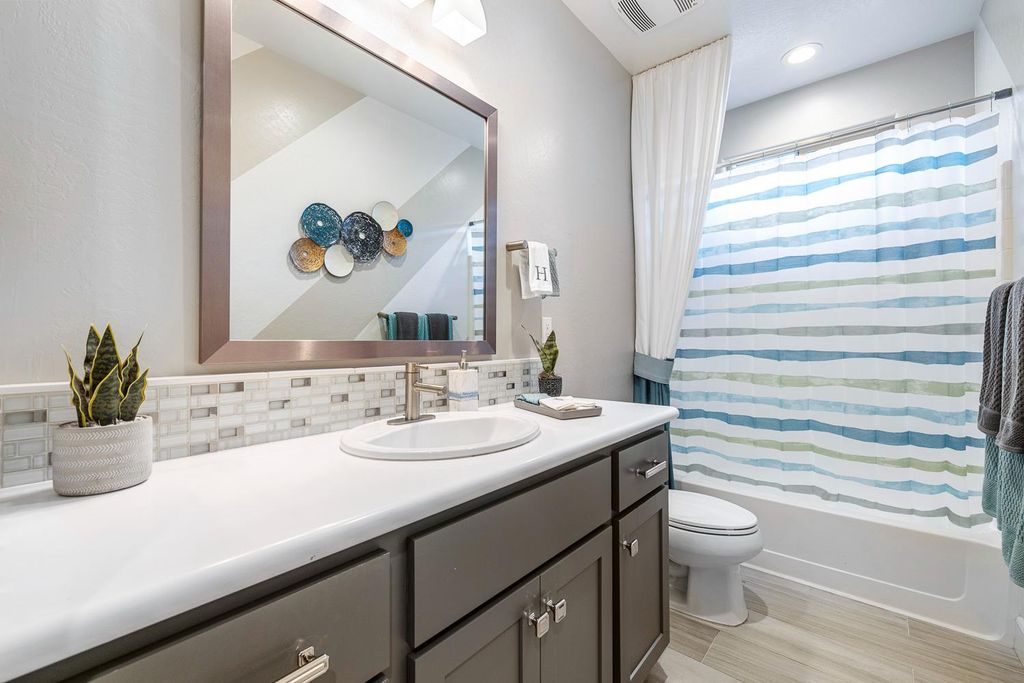 Image 20 of property listing at 1016 Lindsay Lane, Clovis, CA 93619