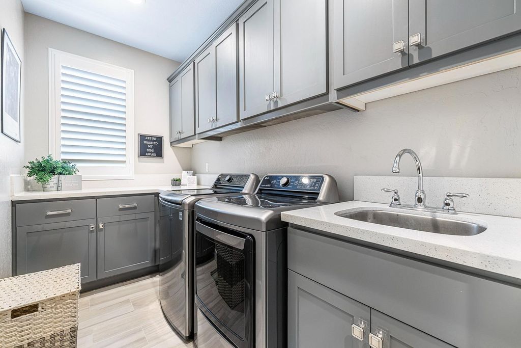 Image 22 of property listing at 1016 Lindsay Lane, Clovis, CA 93619