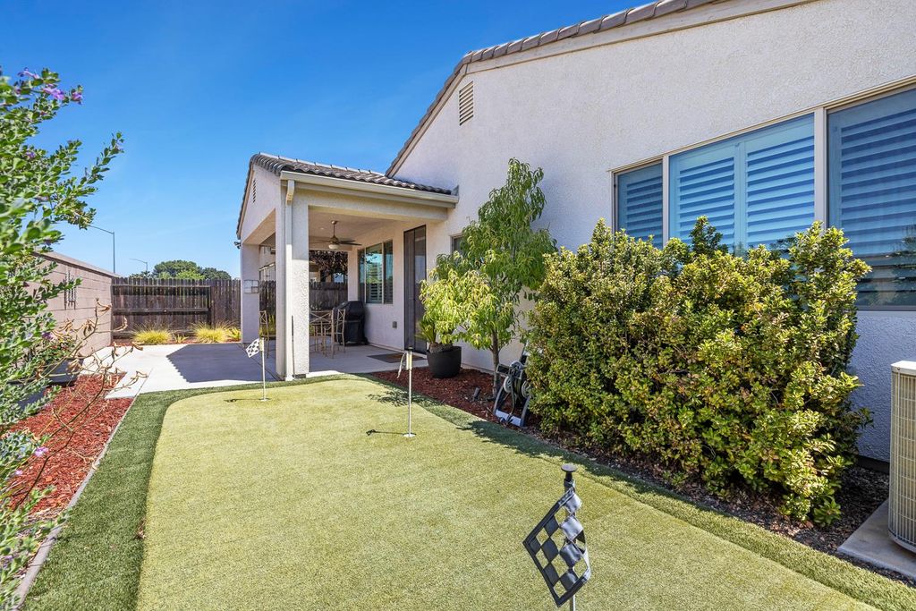Image 24 of property listing at 1016 Lindsay Lane, Clovis, CA 93619