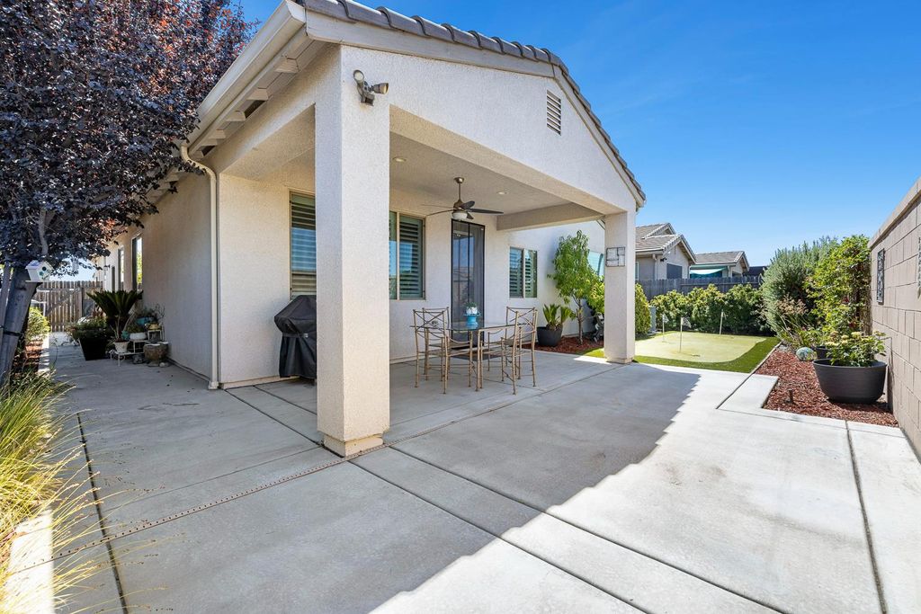 Image 26 of property listing at 1016 Lindsay Lane, Clovis, CA 93619