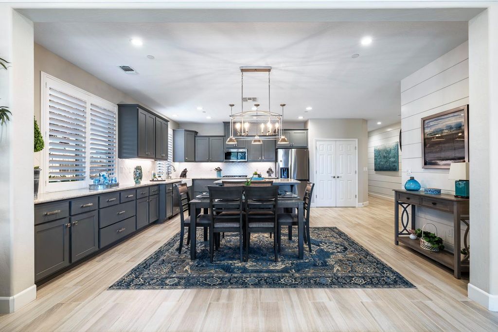 Image 7 of property listing at 1016 Lindsay Lane, Clovis, CA 93619
