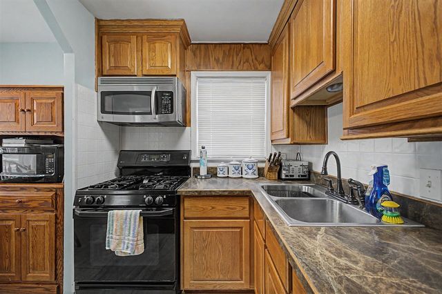 26154 Pennie Street, Dearborn Heights, MI 48125