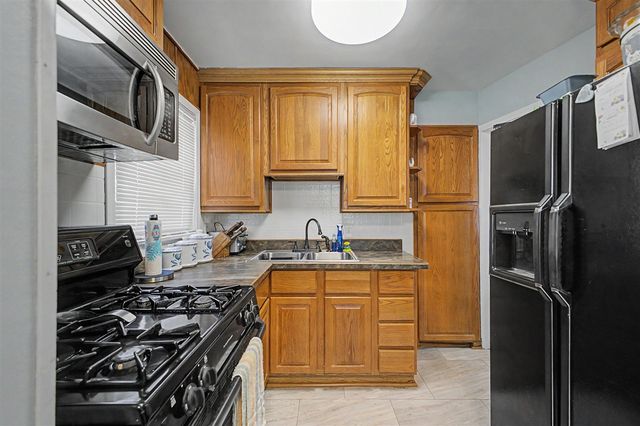 26154 Pennie Street, Dearborn Heights, MI 48125