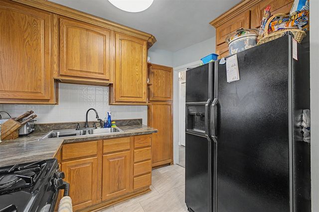 26154 Pennie Street, Dearborn Heights, MI 48125