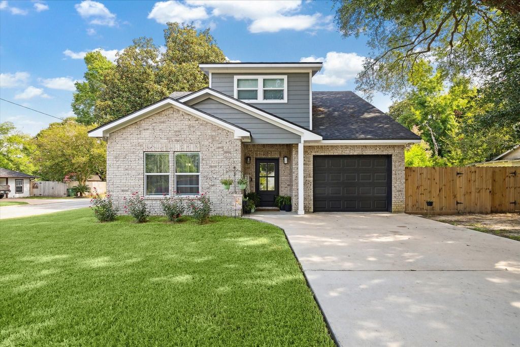 2201 Maple Street, Liberty, TX 77575